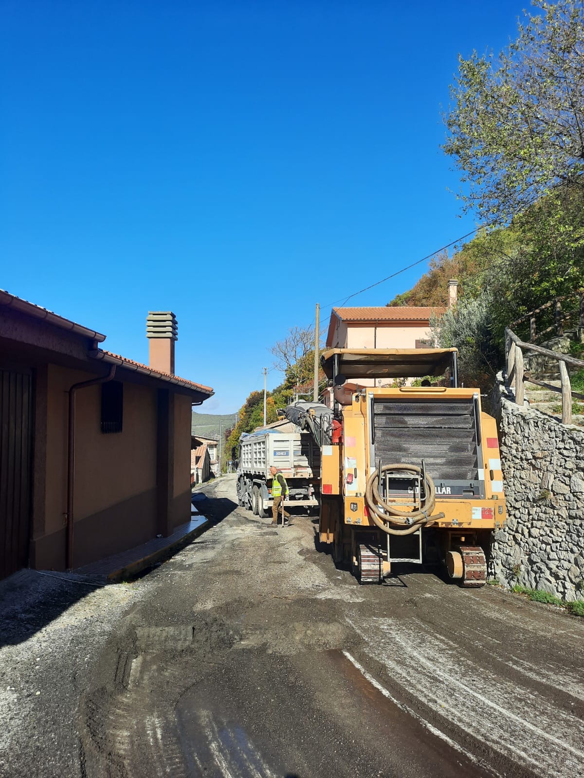 -  proseguono gli interventi di manutenzione e rifacimento stradale finanziati con fondi Aree Interne. In corso interventi da quasi 600mila euro